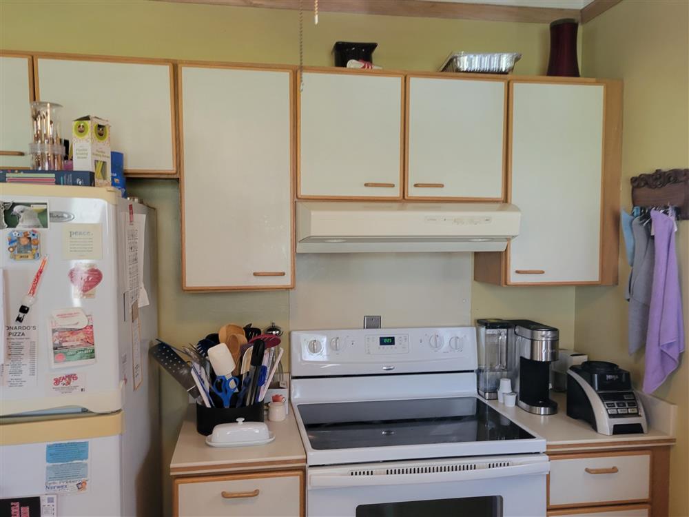 Ceramic subway backsplash adding style to kitchen design